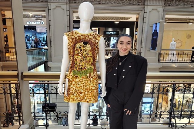 Una estudiante confeccionó un vestido con cáscaras de naranja y fue premiada