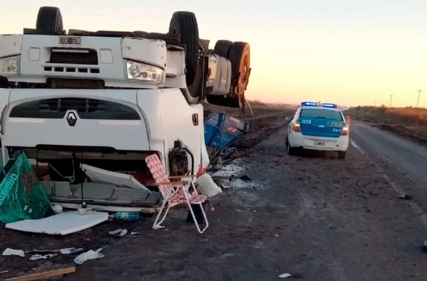 Volcó un camión sobre Ruta 20 y el chofer fue hospitalizado