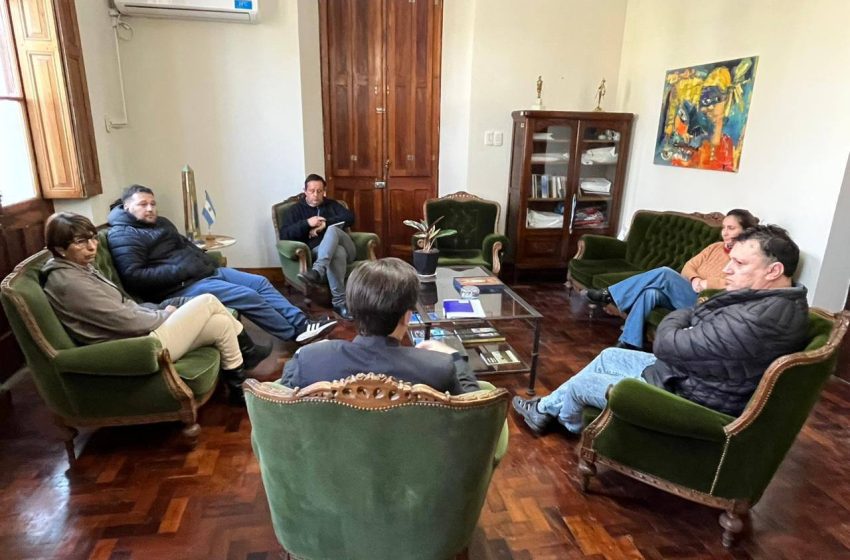  El intendente de Nogoyá recibió a los gremios para acordar que no habrá despidos pero se reducirán algunas tareas fuera los horarios habituales