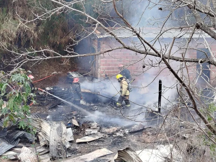  Voraz incendio destruyó una vivienda y dejó a una familia sin techo en el barrio 25 de Mayo