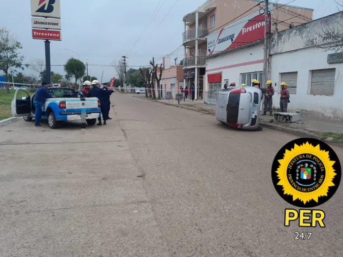  Un auto chocó un tablero y terminó volcado en San Salvador