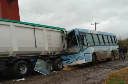  Impactante siniestro vial en el departamento La Paz: Un colectivo se incrustó a gran velocidad en un camión