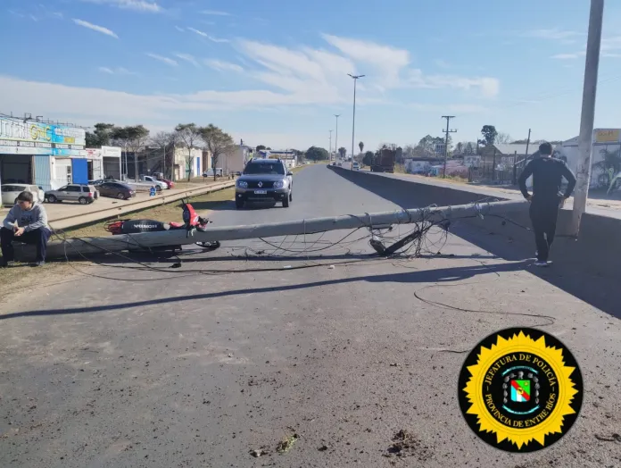 Un camión atrapó un cableado y terminó impactando con un poste a un motociclista