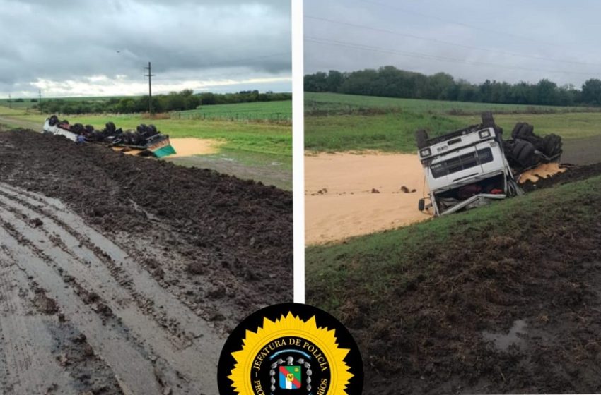  Un camión despistó y terminó volcado en Ruta 12