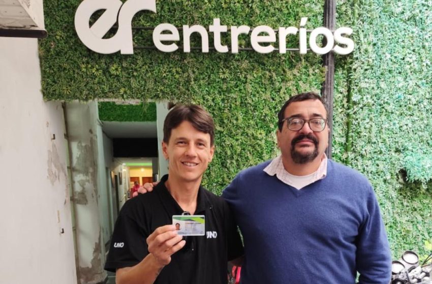  Se entregó la primera credencial oficial a un guía de pesca