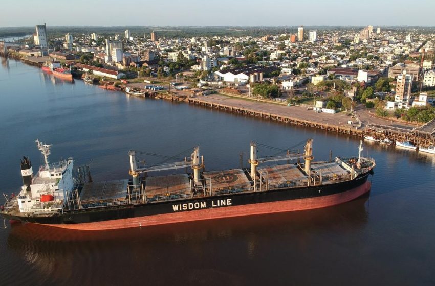  Ingresan dos buques al puerto de Concepción del Uruguay para exportar madera a India