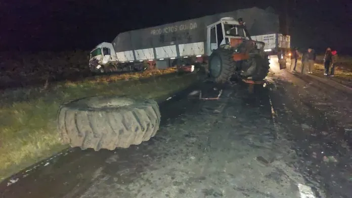  Joven sufrió fuertes golpes en cráneo, brazos y piernas tras el choque de un tractor y un camión en Ruta 12