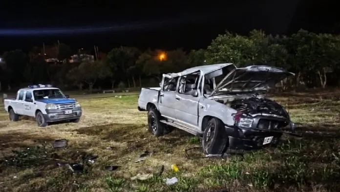  La Paz: Dos jóvenes volcaron en una camioneta esta madrugada