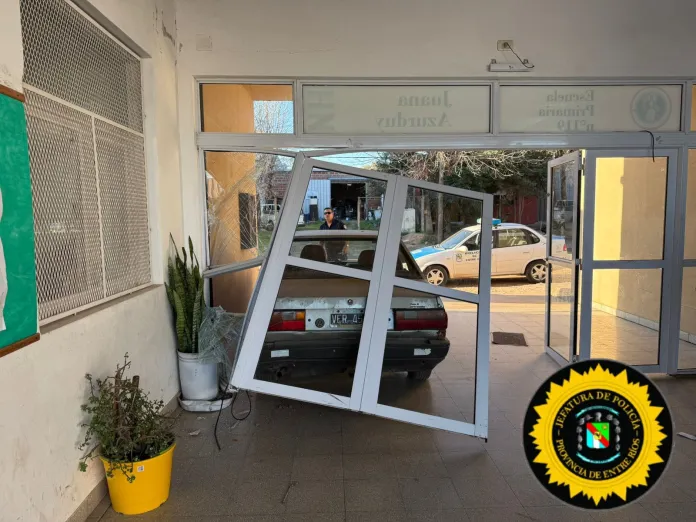  Dejó el auto en un taller mecánico sin el freno de mano y terminó incrustado en una escuela