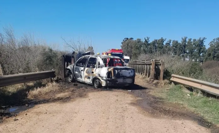  Un hombre estrelló su auto contra un puente y murió calcinado