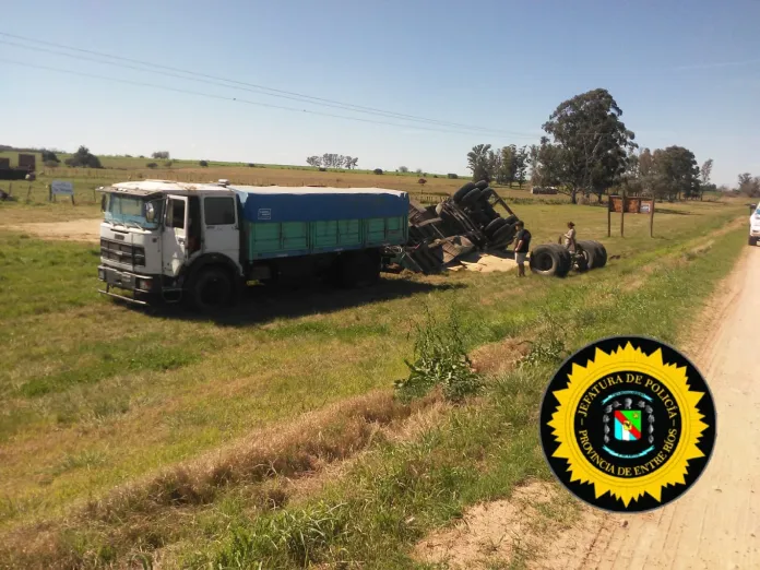  Maniobra de sobrepaso de un auto provocó que un camión volcara su acoplado en la banquina