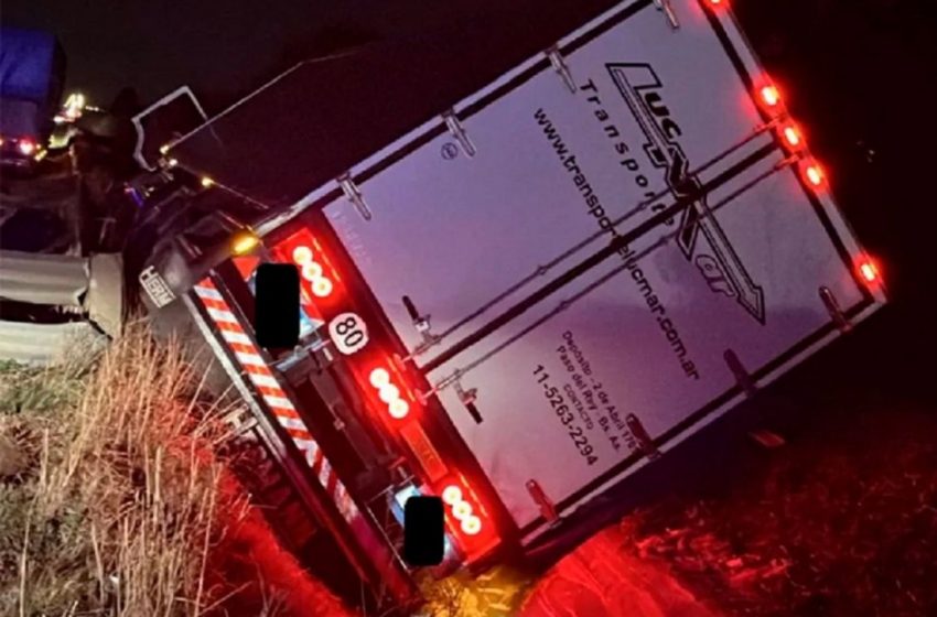  Camión perdió el control y volcó en ruta nacional 12