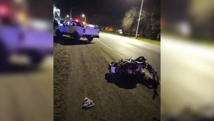  Ruta 12: Adolescente iba en moto, chocó con una F-100 y lo internaron de urgencia
