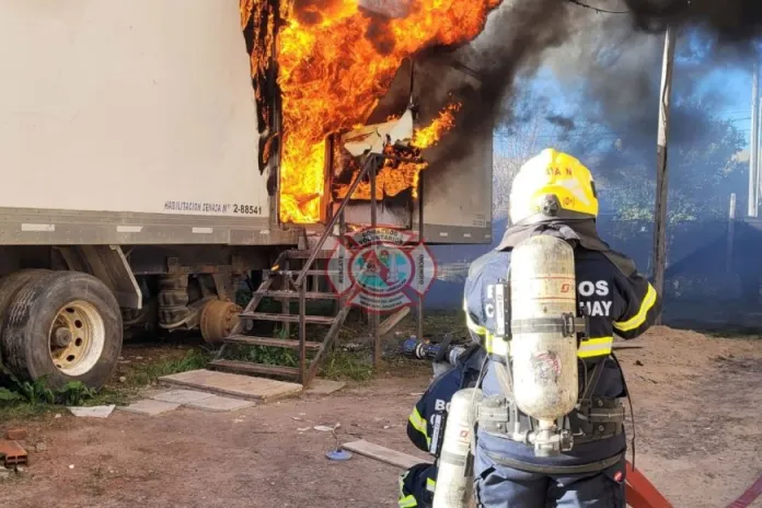  C. del Uruguay: Se incendió un remolque en el que funcionaba una oficina frente al Hospital Urquiza