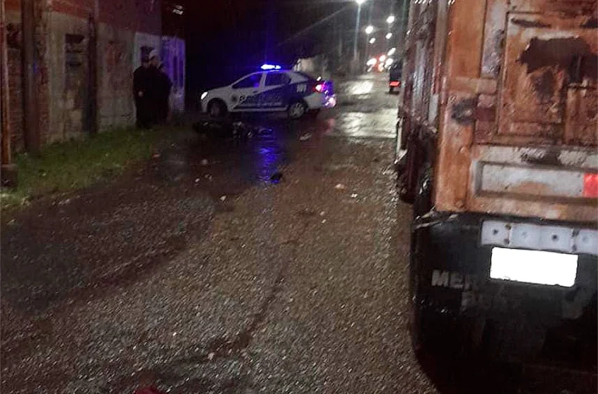  Victoria: Murió motociclista al chocar contra camión estacionado: establecieron la identidad