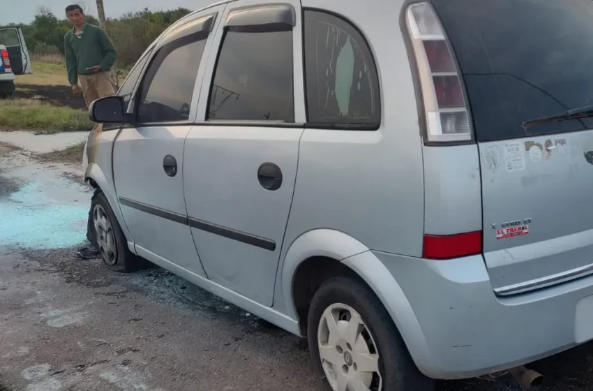  Se estacionó en la banquina cuando el vehículo empezó a incendiarse