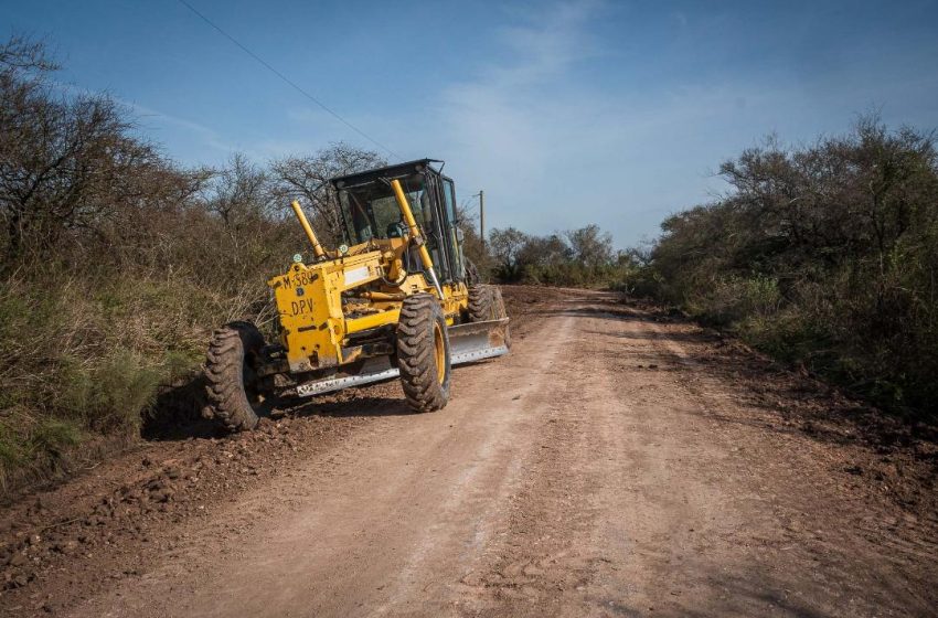  Trabajan en el camino que une Las Moscas con la Balsa el Raigón, departamento Uruguay