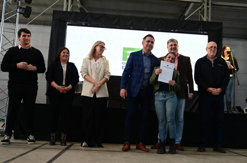  El gobierno provincial entregó las escrituras de sus viviendas a familias de Gualeguaychú