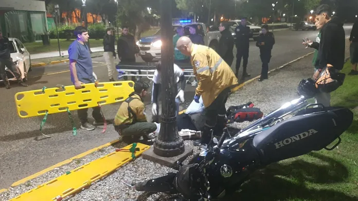  Motociclista se accidentó en el Parque Urquiza y fue trasladado para recibir atención médica
