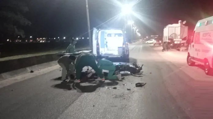  Un motociclista sufrió la fractura de un omóplato tras chocar con un camión