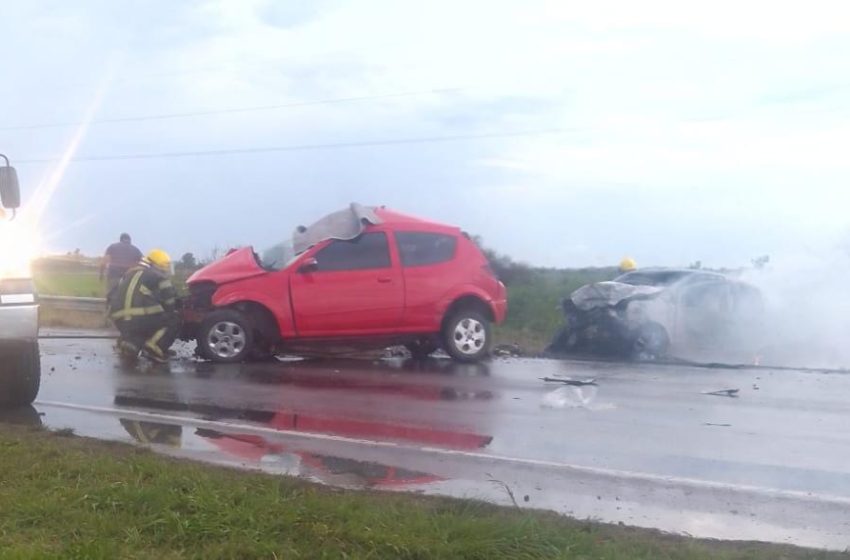  Accidente fatal Entre Ríos: chocaron de frente dos autos cerca de Larroque y murió un hombre