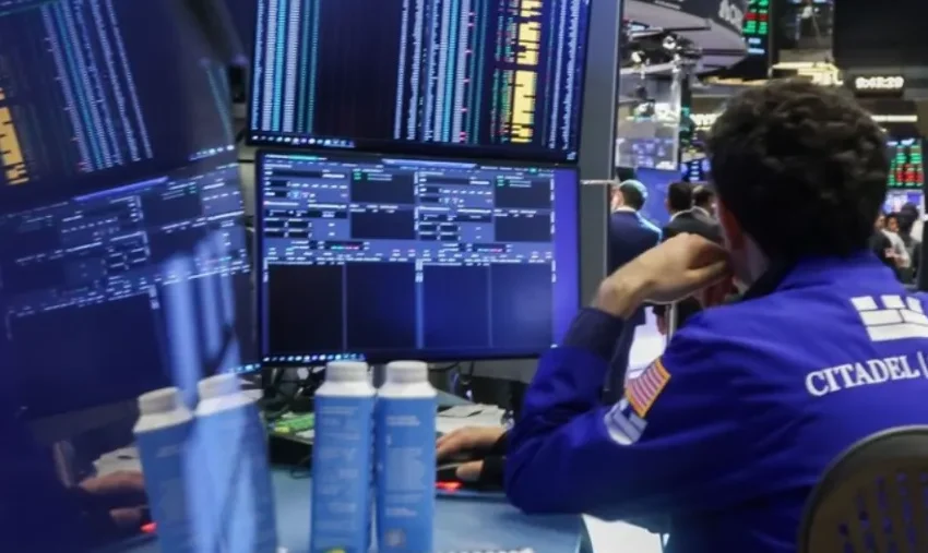  El BCRA vendió otros US$ 678 millones, el dólar llegó a $ 1.515 y el riesgo país pasó los 1.500 puntos