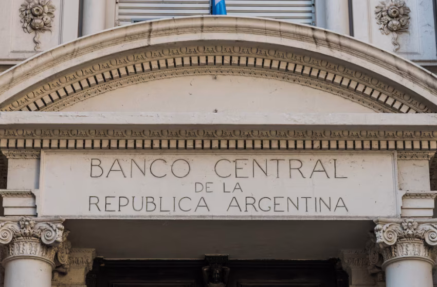  El dólar mayorista tocó el techo de la banda cambiaria y el Banco Central vendió USD 53 millones