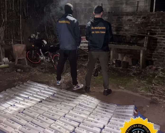  Allanaron un alojamiento en Colón y encontraron 115 ladrillos de droga