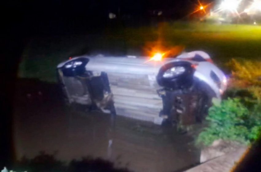  Vuelco de un auto en Paraná: El conductor quiso detenerse por la lluvia y no vio la alcantarilla