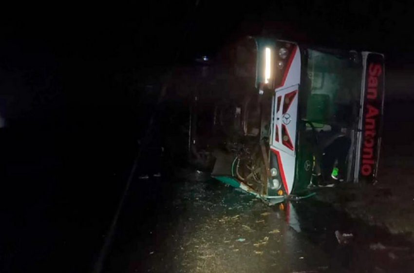  Diez heridos al volcar colectivo que trasladaba cosecheros