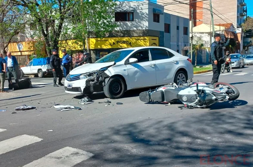  Choque en la esquina de Salta y Nogoyá: motociclista resultó herido tras la colisión