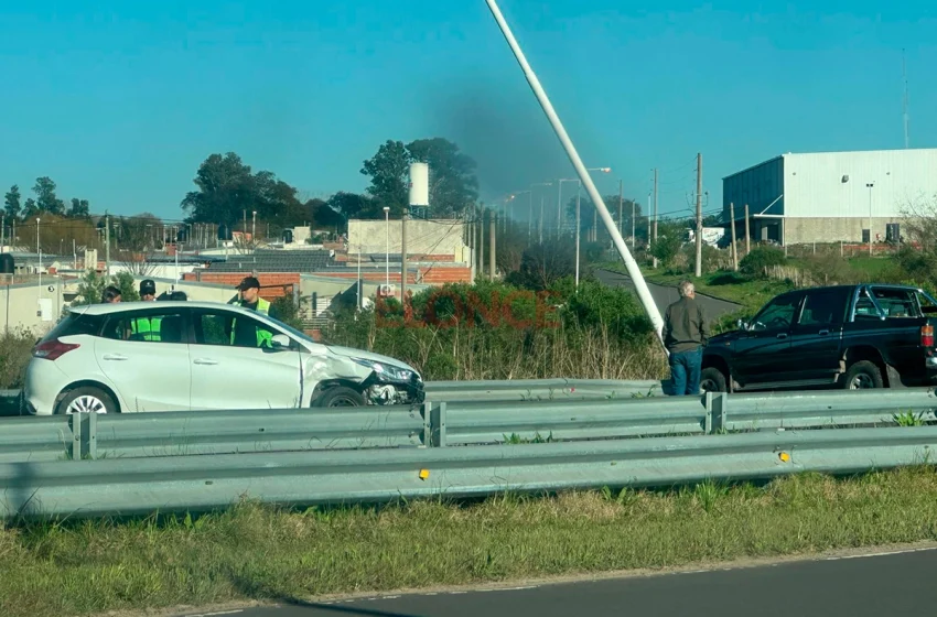  “Por una distracción”, chocaron una camioneta y un auto sobre Ruta 12, en Colonia Avellaneda