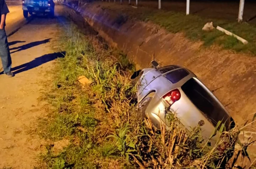  Conductor se durmió al volante y volcó su auto en una zanja en Paraná