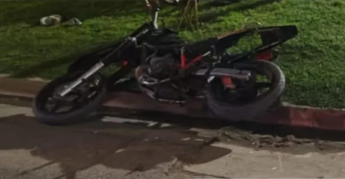  Strobel: Hospitalizaron a dos jóvenes motociclistas tras chocar con una camioneta