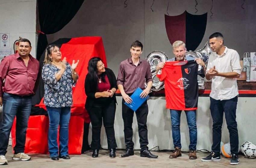  El gobernador acompañó las celebraciones por un nuevo aniversario de Club Isleños Independientes