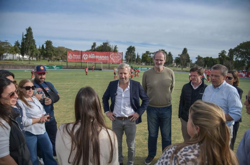  El gobernador visitó la primera cancha de hockey sobre césped sintético del norte entrerriano