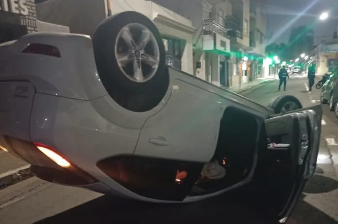 Calle Cervantes: Un joven volcó su auto en pleno centro de Paraná: Detectaron que iba alcoholizado 1.27g/L