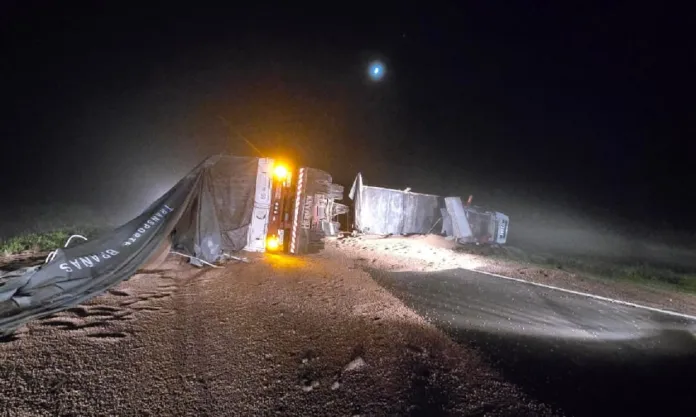  Villaguay: Camionero perdió visibilidad por la neblina y volcó en Entre Ríos y fue hospitalizado